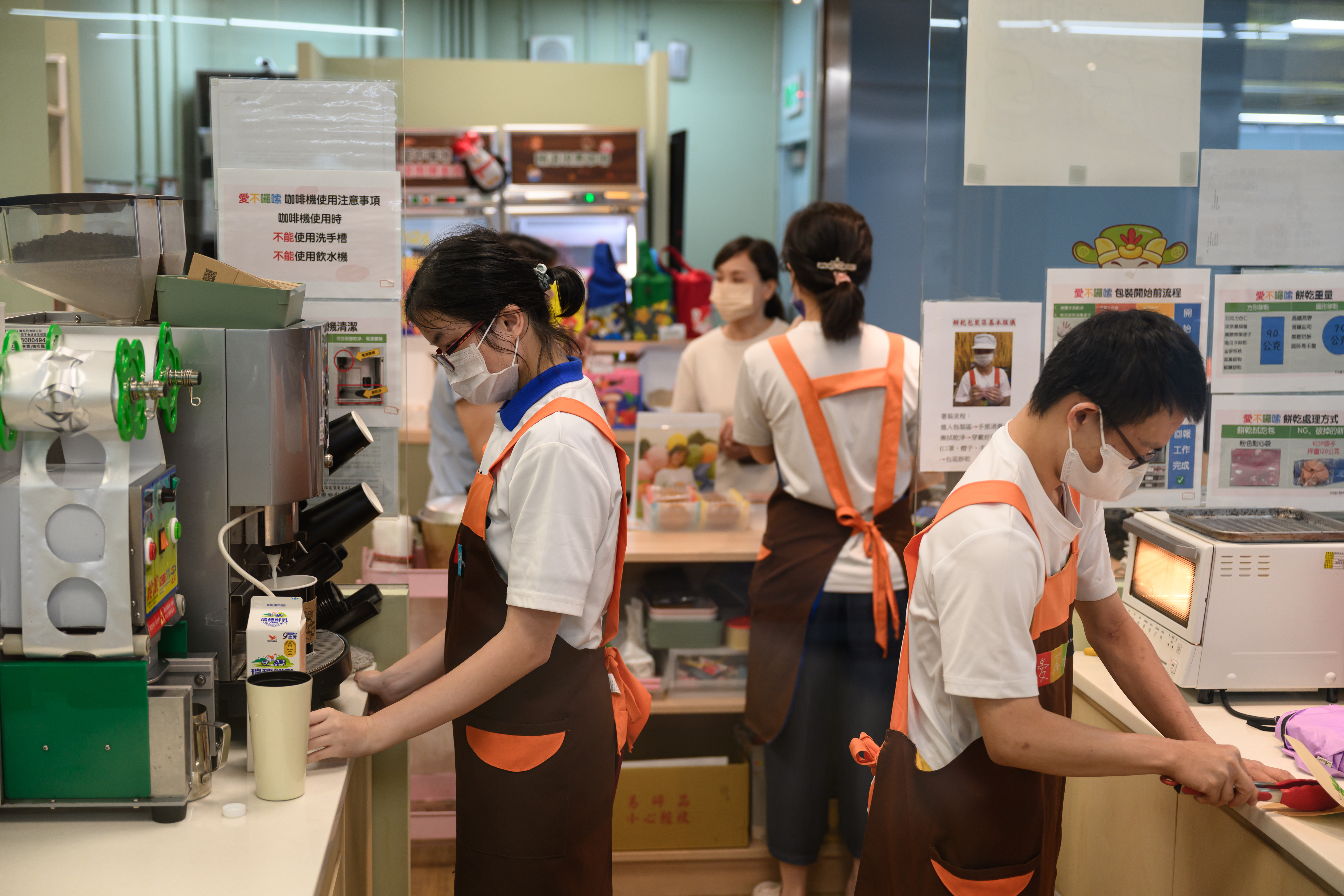 圖說:從製作飲品到整理環境,夥伴們在一次次的實務操作中,持續提升服務技能與面對顧客的能力。