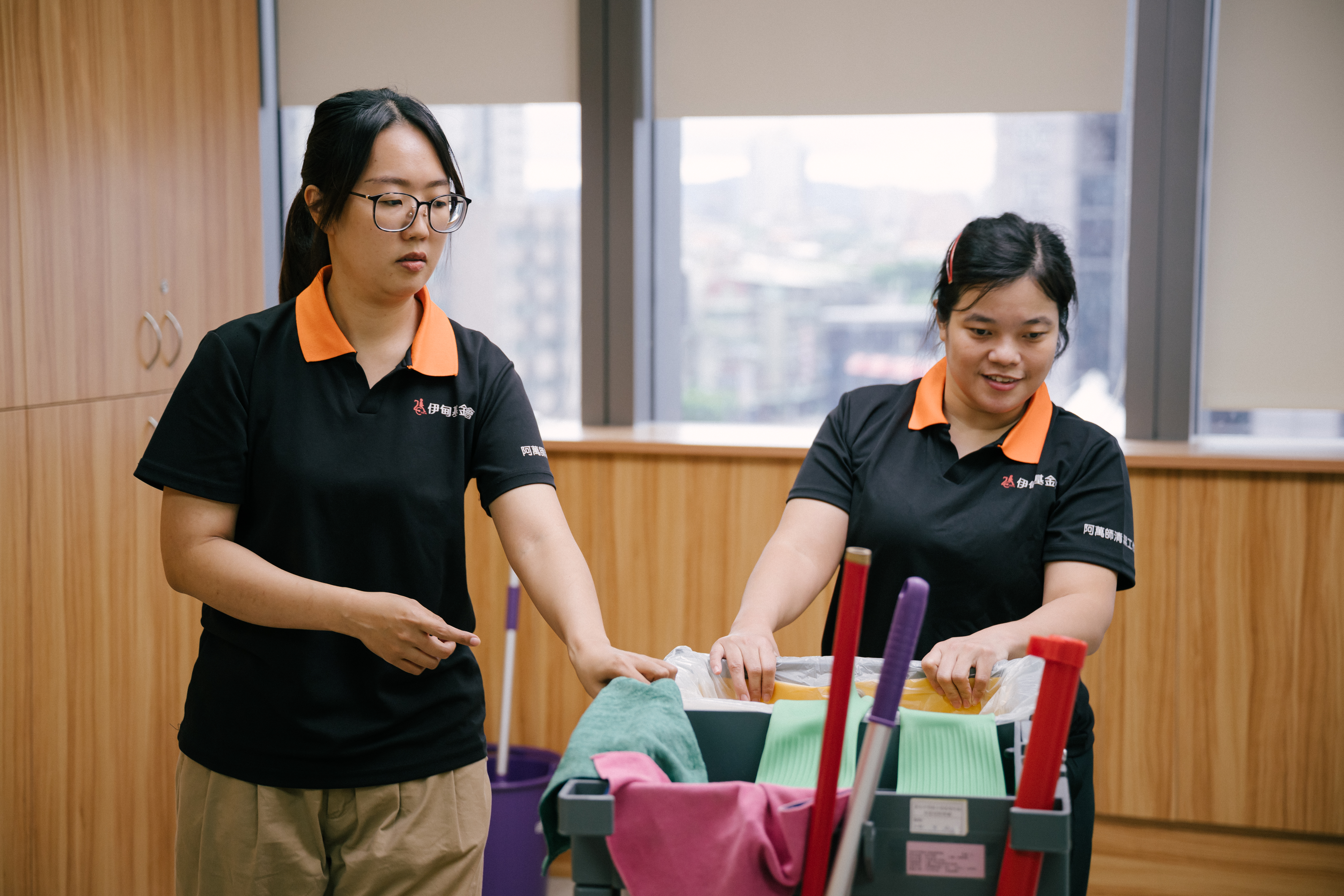 蔡依靜主任親自示範清潔流程,陪伴庇護員工在實作中累積技能與信心。