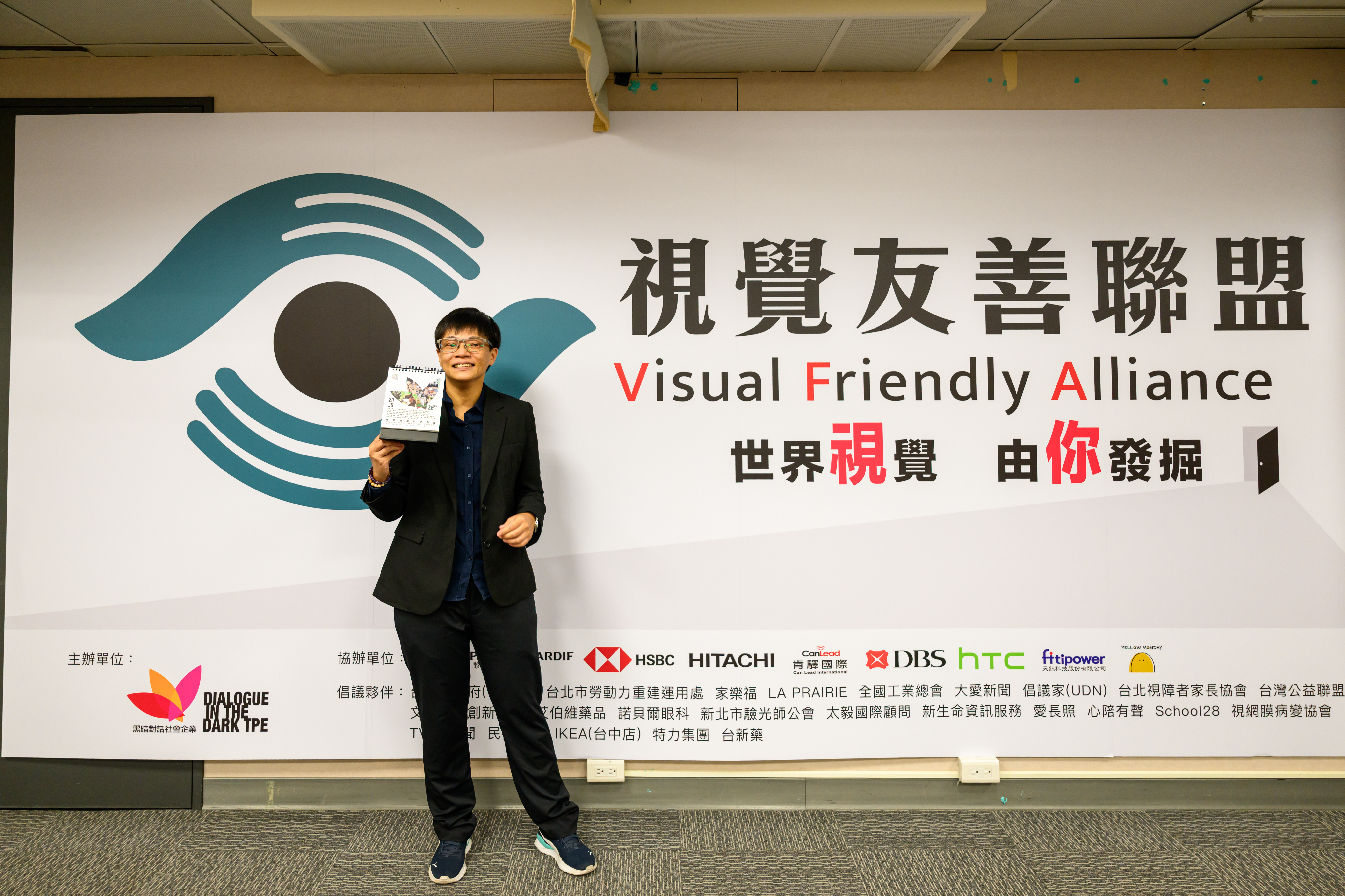 王昭晴如今是「黑暗對話」的培訓師，從被看見，到能引導他人看見