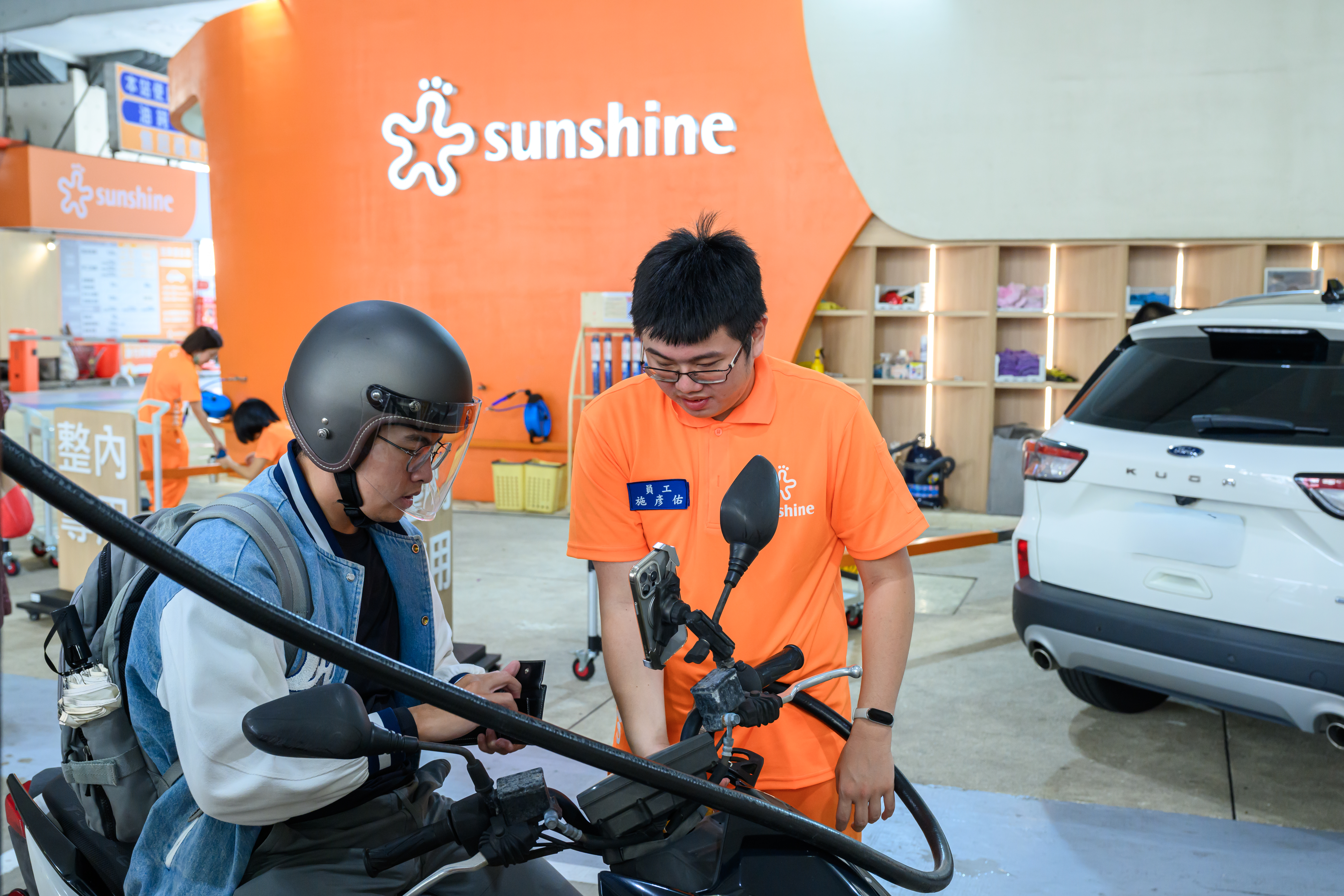 施彥佑已能獨立、從容地完成為客人加油、收款與找零等服務流程，展現自信而熟練的專業表現。