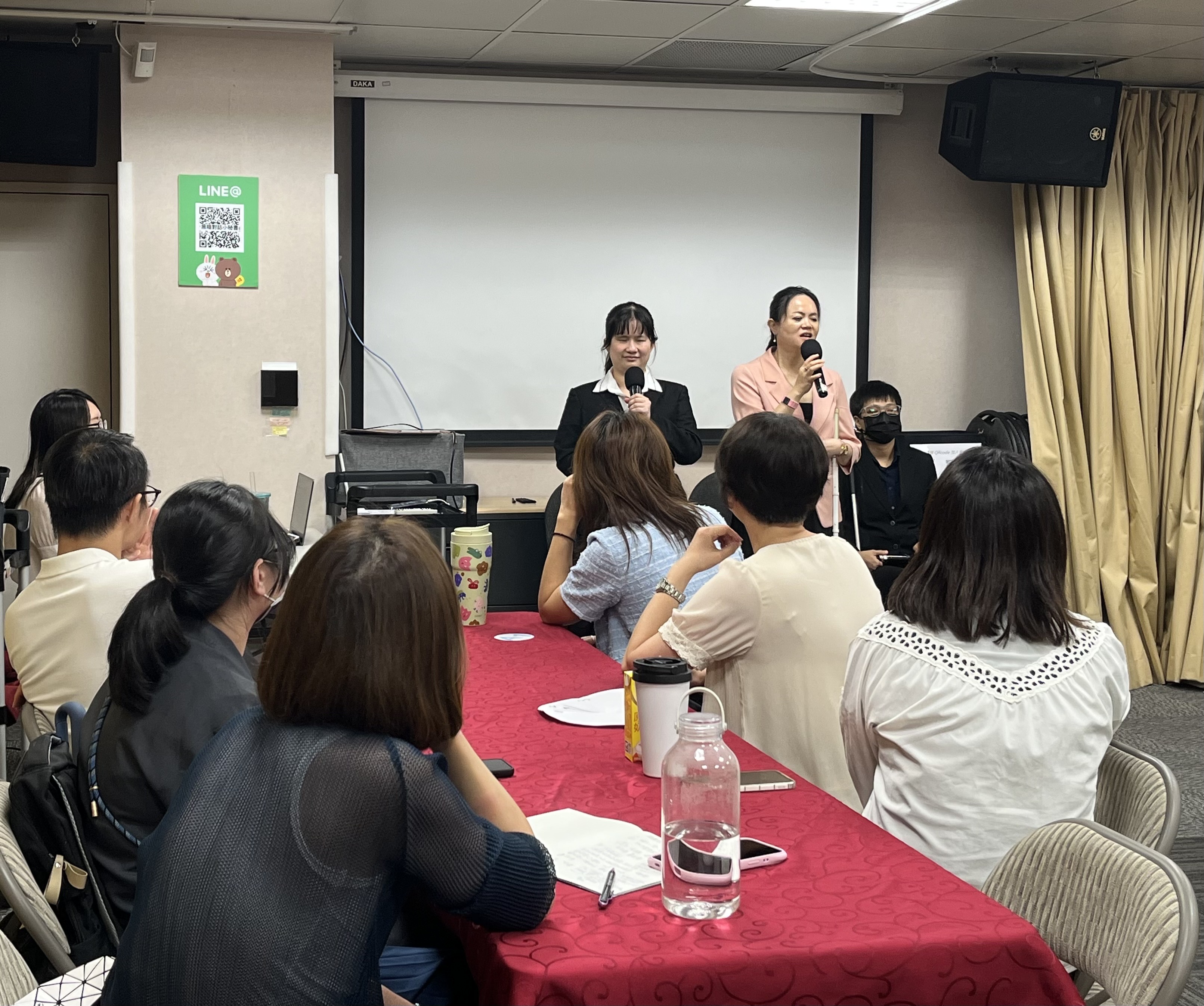 圖二、黑暗工作坊體驗之後-參與者分享感受、討論心得