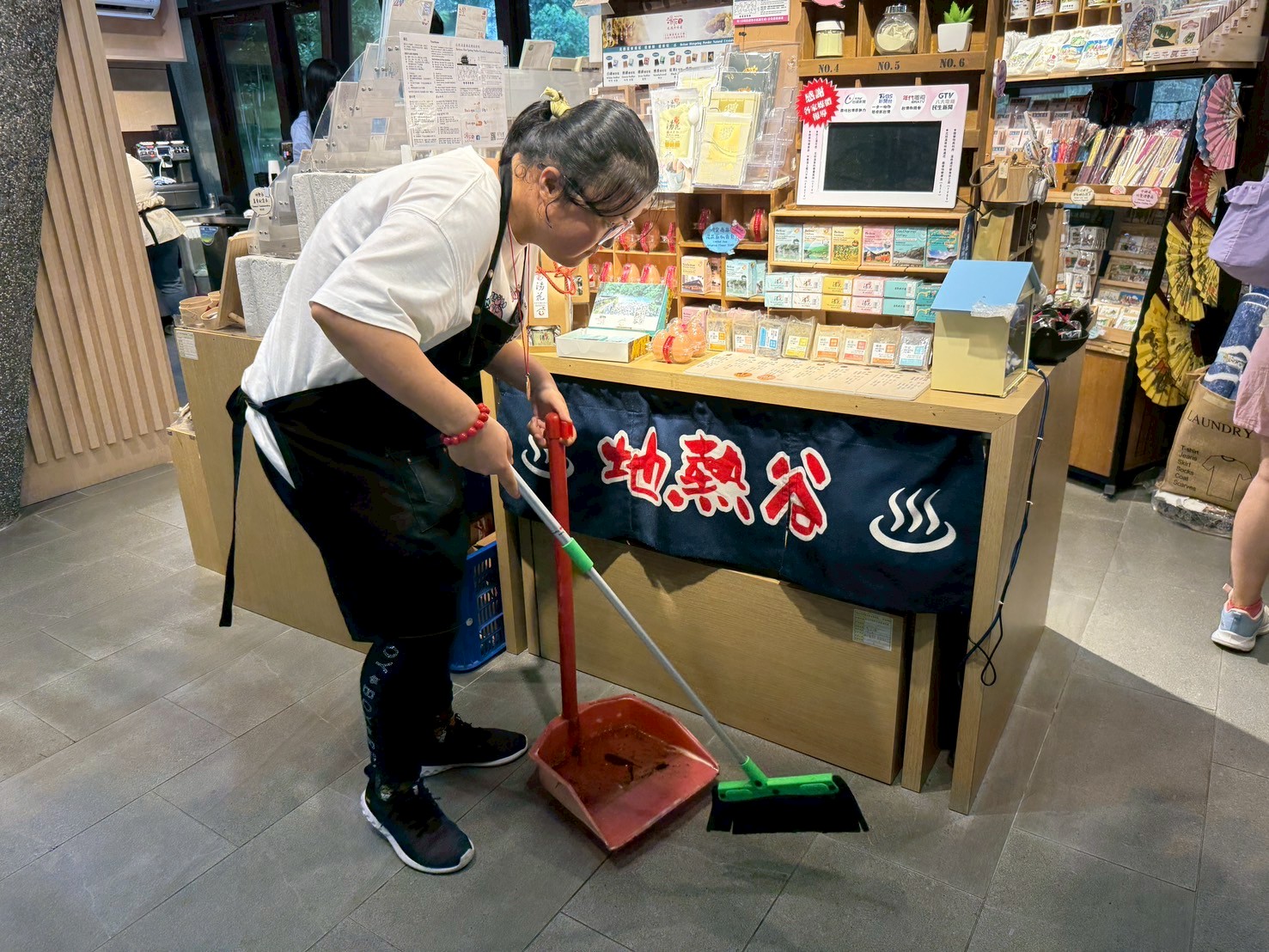 圖四、地熱谷小舖的庇護夥伴，每天都掃地，維持店內環境整潔。