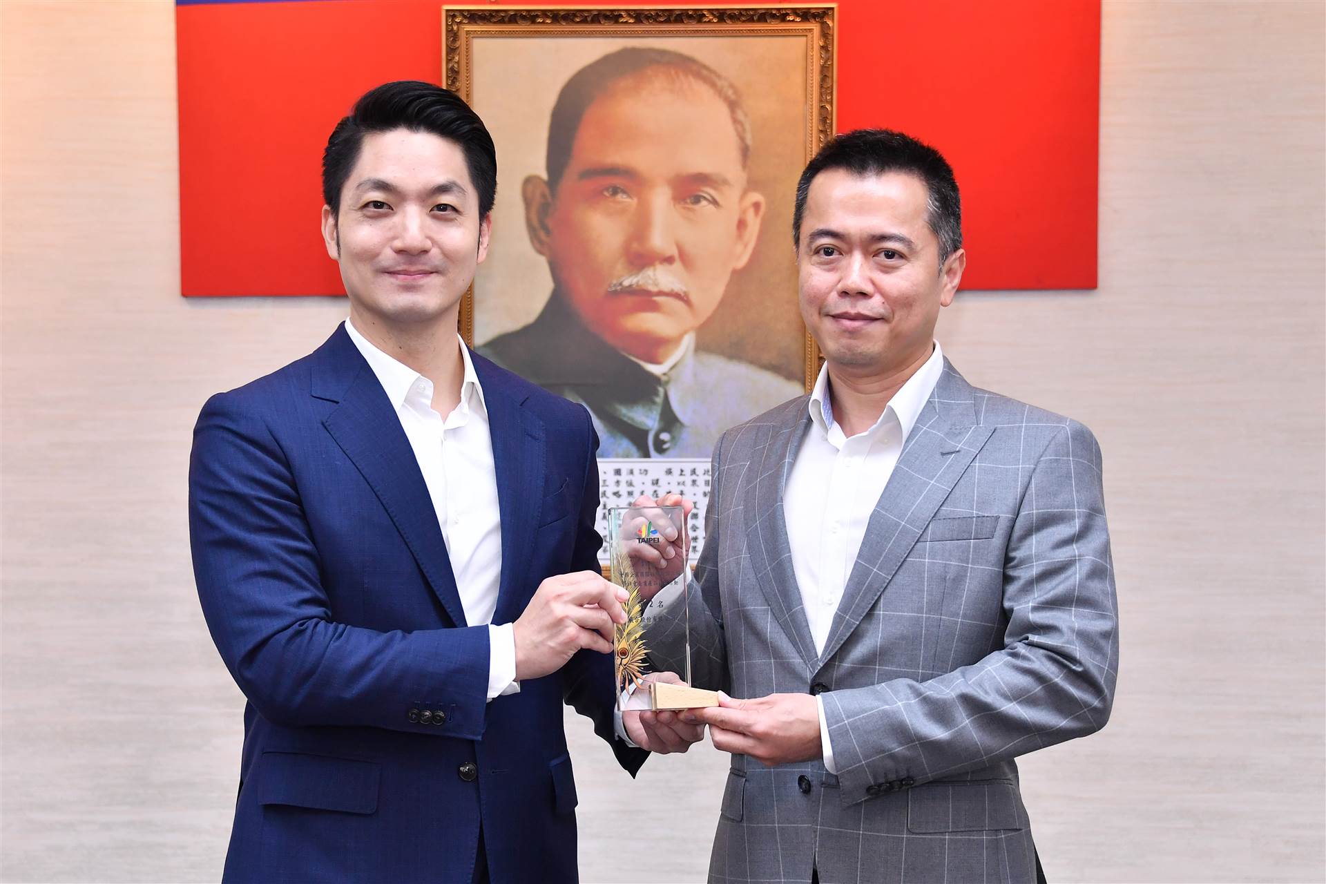 蔣萬安與威合股份有限公司代表人合照