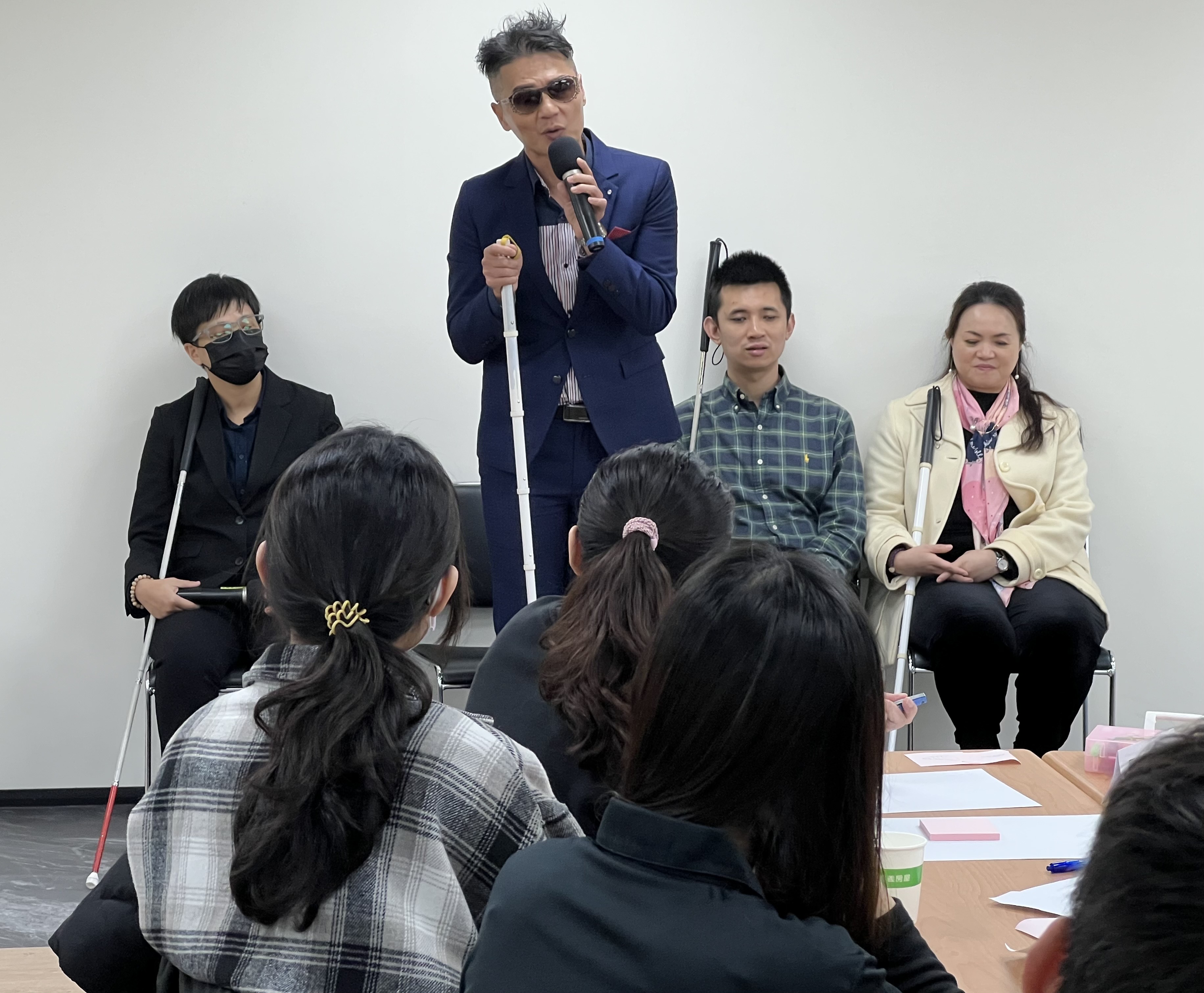 圖一、黑暗工作坊體驗-培訓師引導說明
