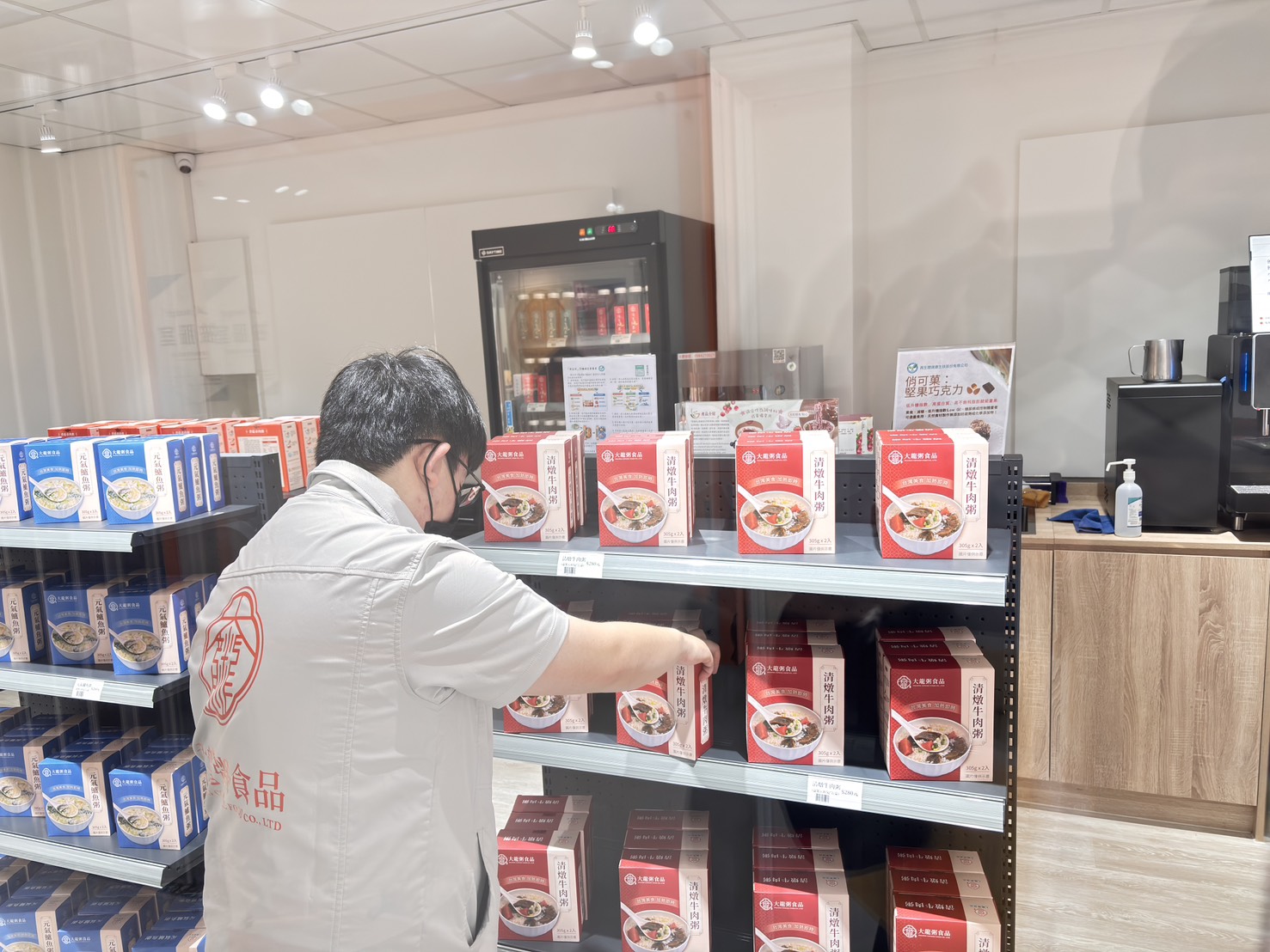 圖1.身障夥伴認真上架商品中