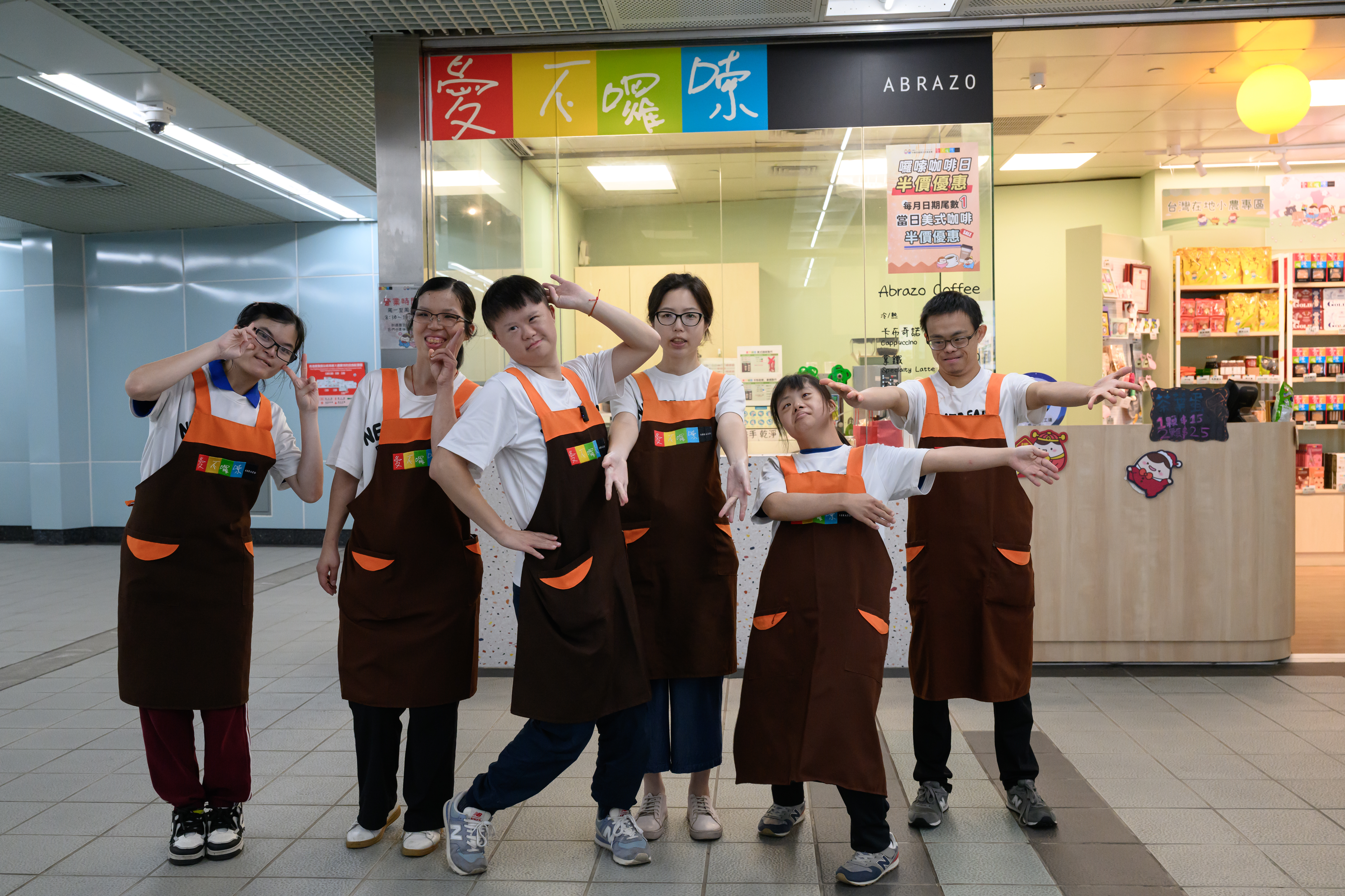 圖說:活潑熱情,歡笑滿分!愛不囉嗦南港店的夥伴們以最燦爛的笑容迎接每一位來賓,期待與您在店內相遇。