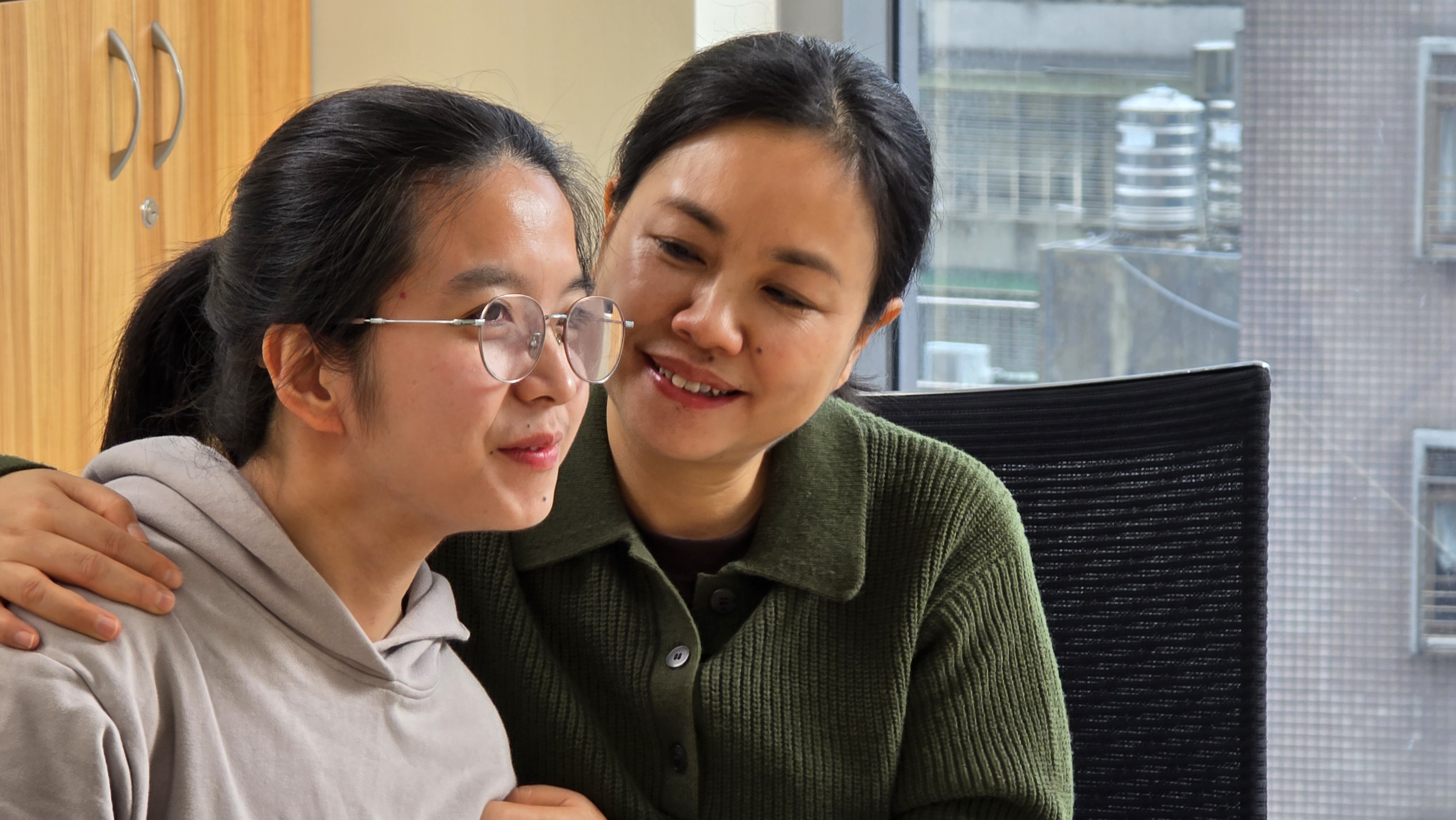 高靜女士一路陪伴敏純成長，讓她變得開朗而充滿自信。