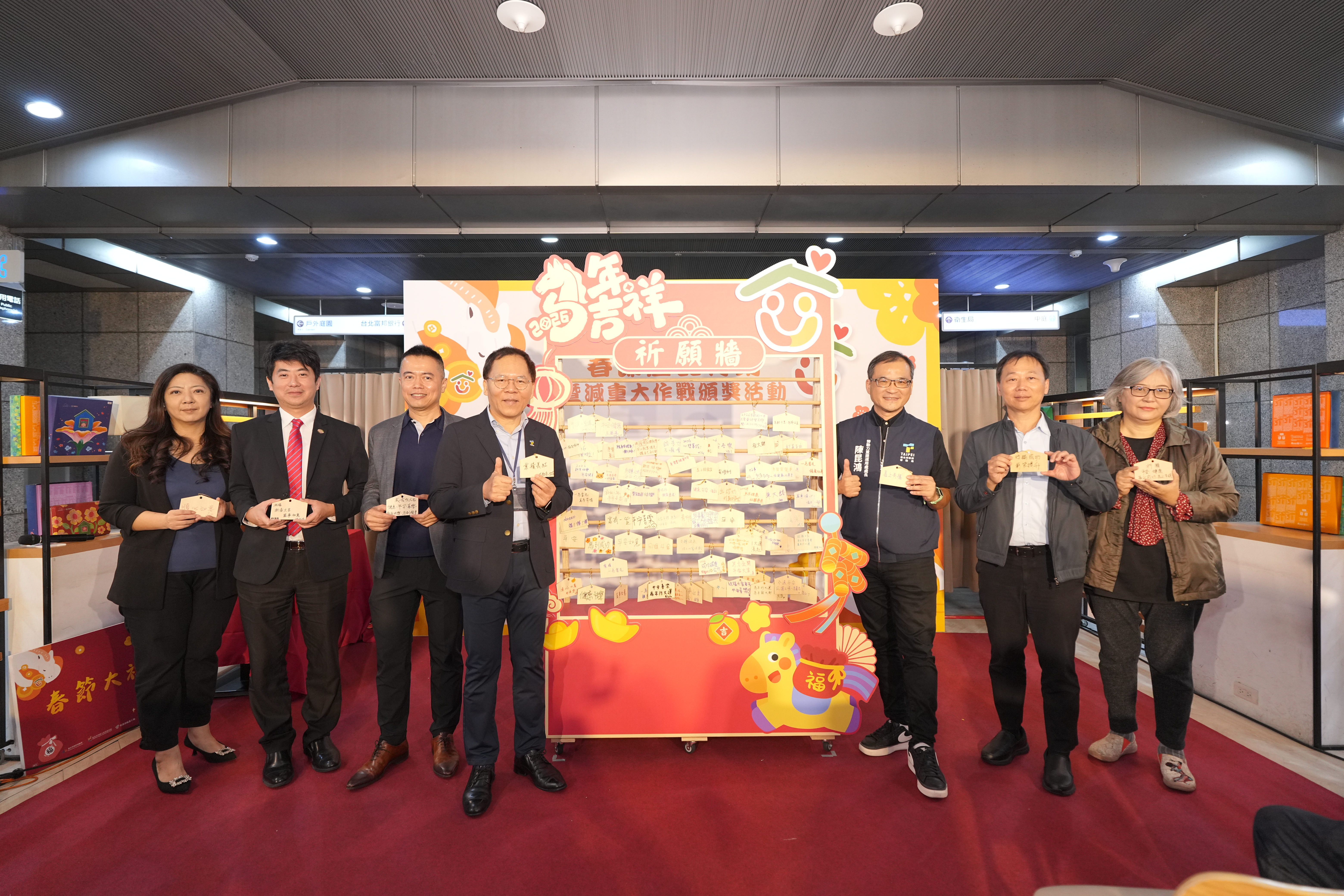 臺北市勞動局長王秋冬及企業來賓合影留念，為活動啟動儀式揭開序幕。