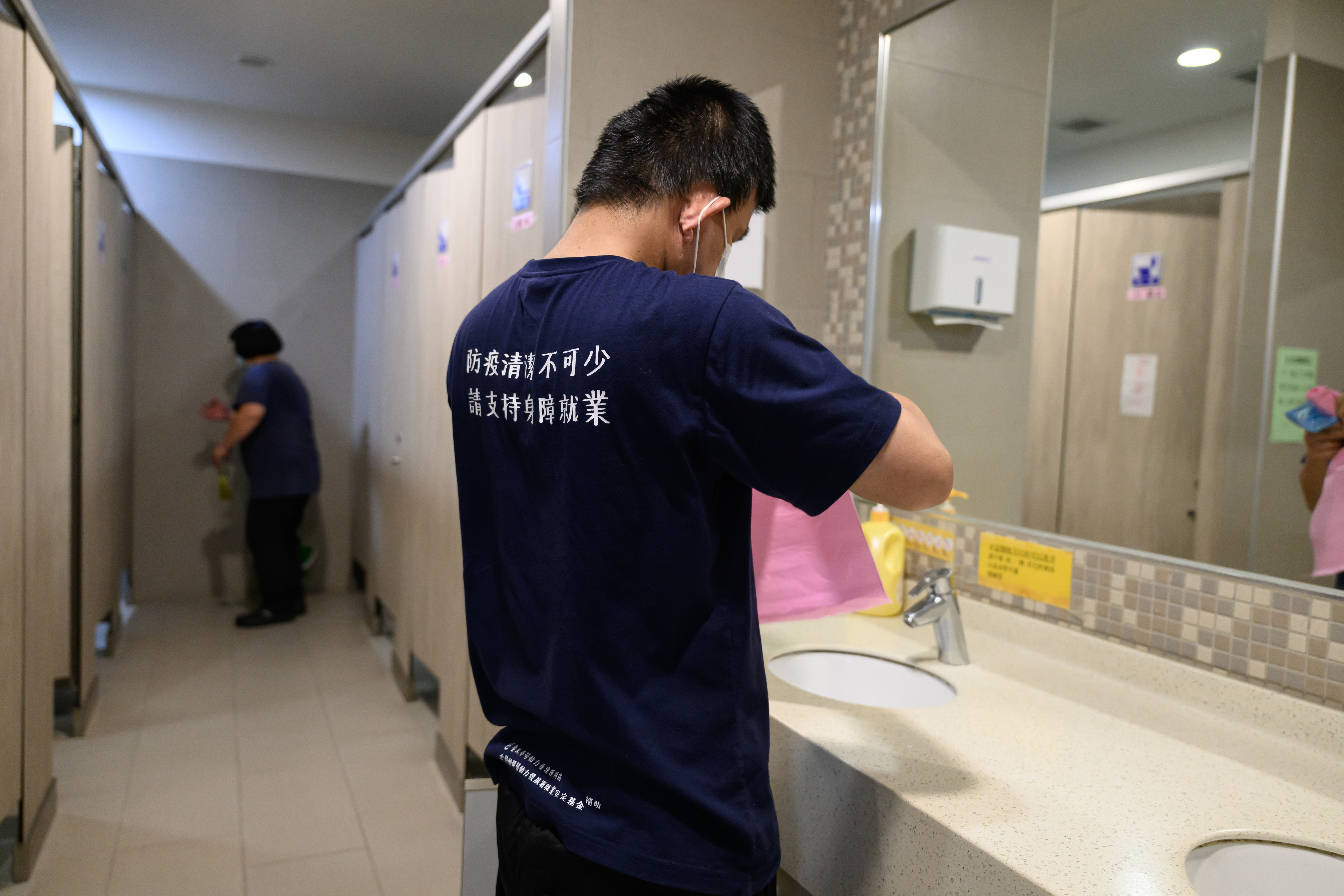 圖說:夥伴在工作現場細心執行清潔任務,透過一絲不苟的清潔維護,為大眾創造乾淨舒適的使用空間。