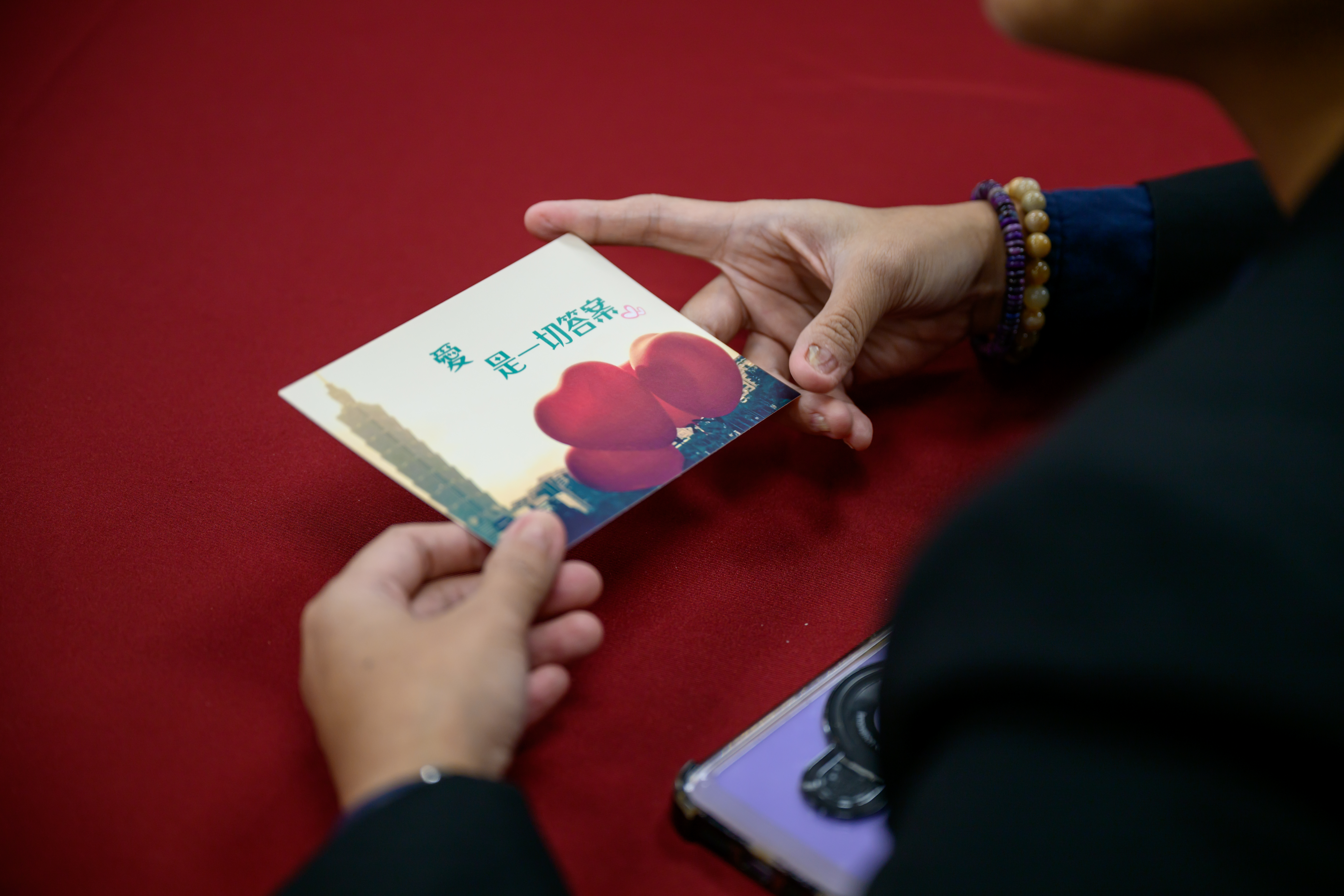 王昭晴按下上百次快門，終於拍出她最喜歡的一張作品──〈愛，是一切答案〉