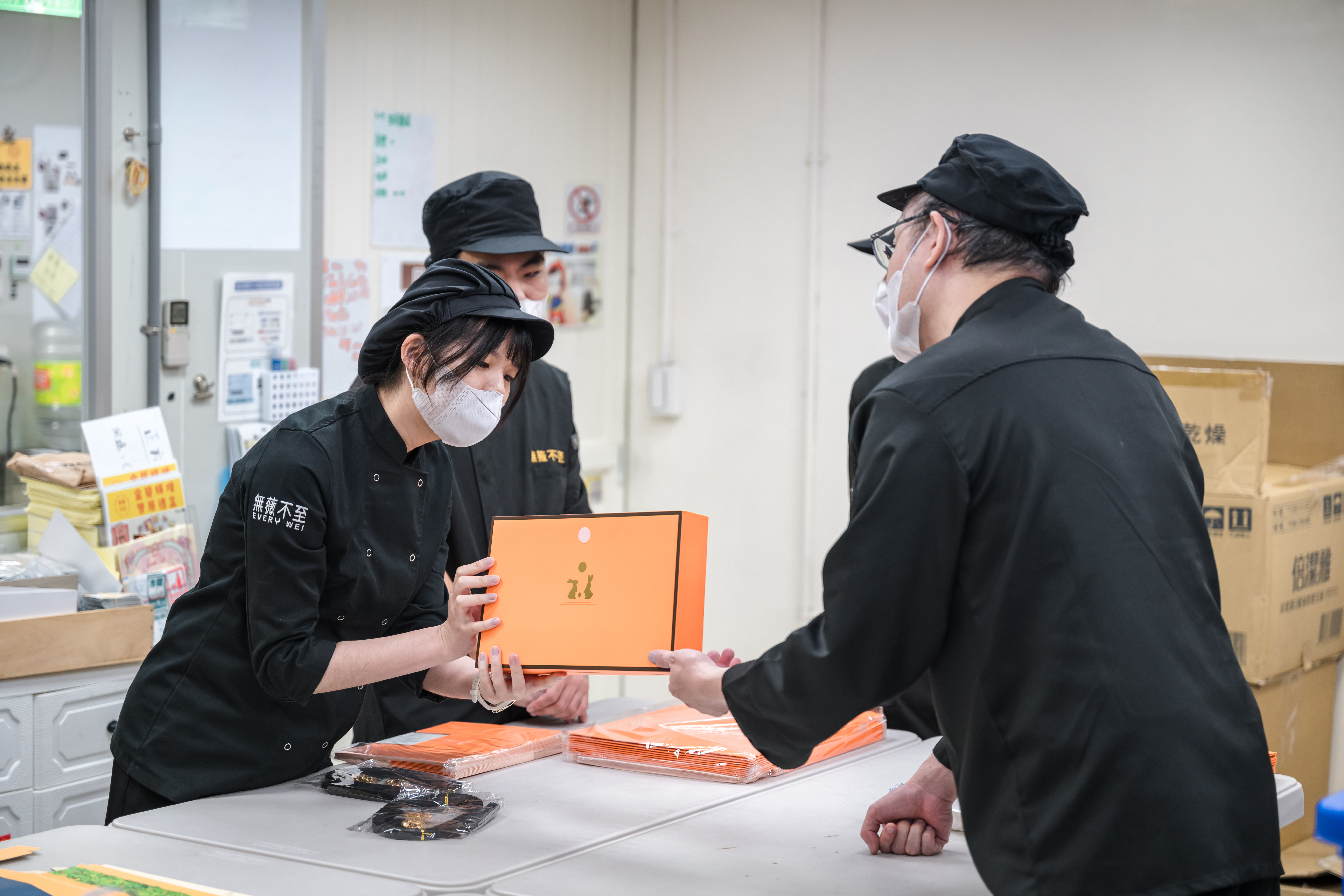 圖三、就業服務員(左)指導庇護夥伴如何包裝。