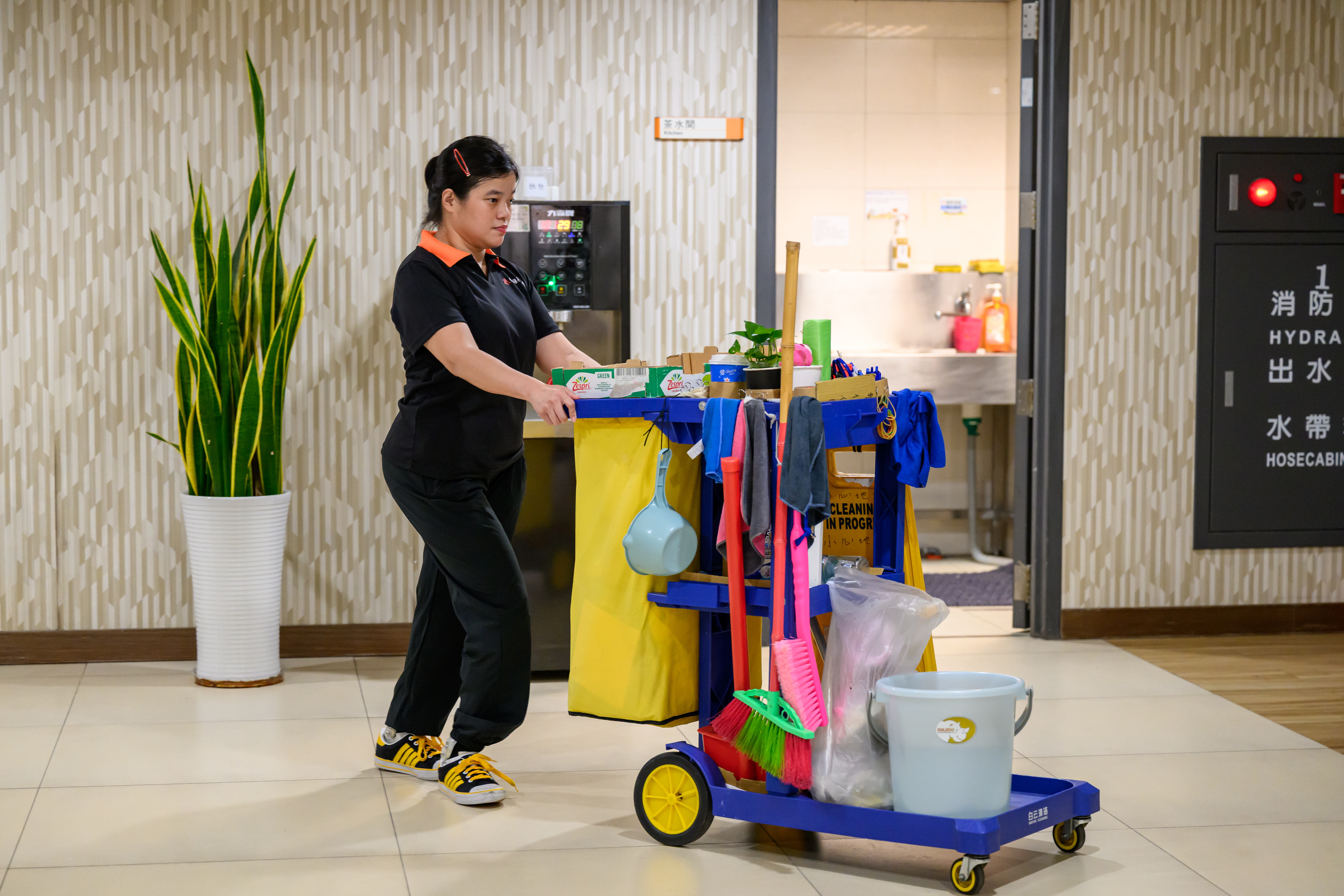 工作中的王玥涵，從曾經需要幫助，到如今能帶領新同事完成任務，展現出穩健的成長步伐。