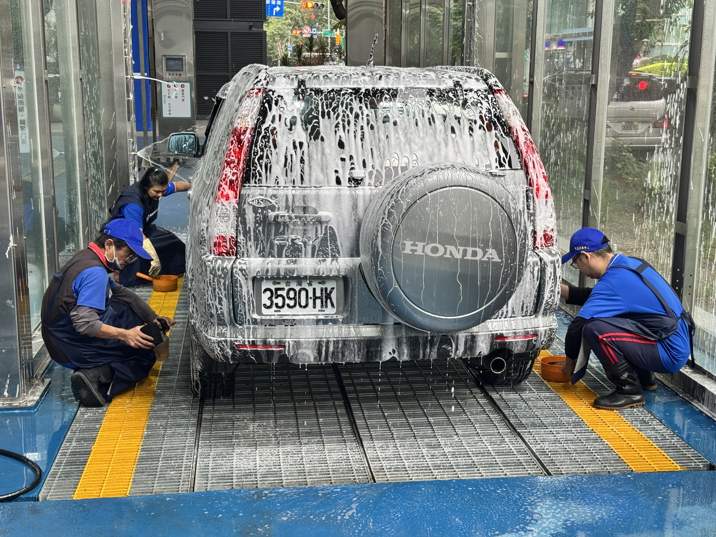 育成洗車中心 手工洗車